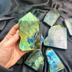 Torre grezza di Labradorite di cristallo naturale di alta qualità per la guarigione.