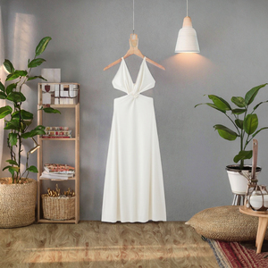 Elegante vestido largo de satén blanco con escote cruzado, sin mangas, estilo tubo, para ocasiones formales - Product Image 3