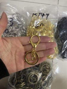 พวงกุญแจห่วงโซ่แบบแยกตะขอยึดรูปตัว D ทำจากโลหะสีทองดำขนาด30มม. - Product Image 2