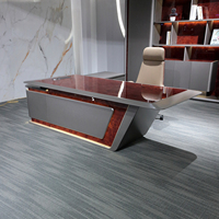 Bureau de direction de luxe en bois grainé en forme de L, grande capacité, avec éclairage d'ambiance LED et prise de courant