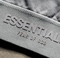 Étiquettes en silicone 3D élégantes en relief, badges de marque personnalisés pour accessoires vestimentaires modernes, durables, haute adhérence, faible MOQ, en gros