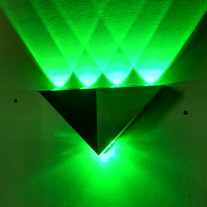 <span class=keywords><strong>Applique</strong></span> <span class=keywords><strong>da</strong></span> <span class=keywords><strong>Parete</strong></span> a Forma Triangolare Nordica 5W LED, Illuminazione Interna per Corridoio, Luce Spot RGBW Su e Giù, Lampada Decorativa in Alluminio - Product Image 3