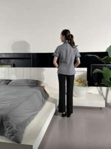 Uniforme de limpieza de verano unisex para uso en recepción con logotipo personalizado, diseño de manga corta, uniforme de limpieza de hotel - Product Image 2