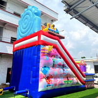 Structure gonflable combinée toboggan et château rebondissant en PVC 0,9 mm avec filet de sécurité pour enfants, idéale pour les fêtes en extérieur, les parcs d'attractions et les parcs aquatiques.