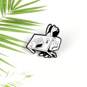 Divertido Pin de Metal Esmaltado en Blanco y Negro con Diseño de Chica Cansada Trabajando, Broche de Joyería con Impresión Tipográfica de Dibujos Animados, Regalo - Product Image 5