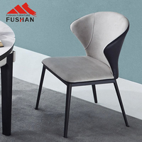 Chaise de salle à manger moderne rembourrée en cuir à structure en métal pour restaurant vente en gros