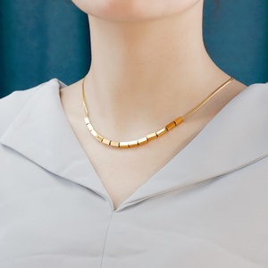 เครื่องประดับชุบทอง 18k PVD สแตนเลสสตีล สร้อยคอแบบโซ่ลายก้างปลา พร้อมจี้รูปทรงลูกบาศก์ DIY - Product Image 1