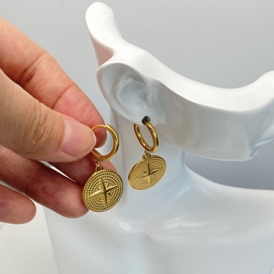 Pendientes de Aro Huggie de Acero Inoxidable con Baño de Oro de 18K al por Mayor, con Colgante de Moneda Estrella del Norte Grabada, para Mujer - Product Image 3