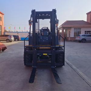 Chariot élévateur tout-terrain 4x4 de 3,5 tonnes, hauteur de levage 4 mètres, idéal pour les applications extérieures dans les entrepôts de boiseries, les ports et les chantiers de construction - Product Image 3