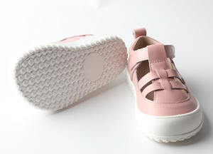 Vente en gros de sandales d'été plates pour enfants en cuir véritable légères et mignonnes pour l'extérieur avec fermeture à boucle et sangle - Product Image 5