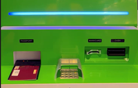 Un terminal de libre-service en espèces de 27 pouces personnalisable avec capacités d'émission de cartes