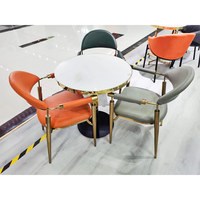 Accoudoir doré Café Boutique Chaise de salle à manger en cuir PU Chaise d'hôtel d'extérieur en métal