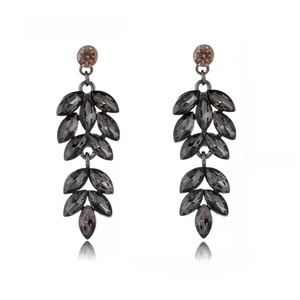 Boucles d'oreilles longues géométriques de luxe en alliage de zinc plaqué or 18 carats avec cristaux et strass, style hip-hop - Product Image 5