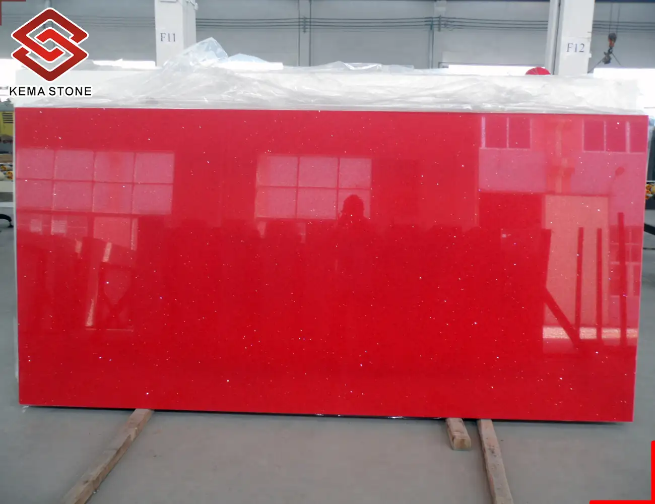 China Aangepaste Kunstmatige Stone Sparkle Crystal Star Ruby Red Quartz Stone Slab