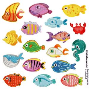 Nouveaux mini-écussons thermocollants écologiques brodés sur le thème de la vie marine (poisson, requin, crabe, baleine) pour accessoires vestimentaires - Product Image 1