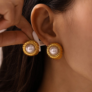 Pendientes de candelabro de acero inoxidable francés de alta calidad Ganku elegante perla de moda Simple sentido femenino temperamento elegante - Product Image 1