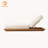 Chaise longue de luxe en teck avec plateau intégré et profil bas, sans accoudoirs, réglable, pour piscine, idéale pour villas et complexes hôteliers tropicaux