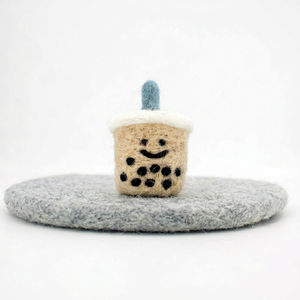 Té Boba Adorable Hecho con Fieltro Agujado con Detalles para Juego de Imitación Infantil y Decoración de Habitaciones: Comercio Justo y Hecho de Forma Ética - Product Image 3