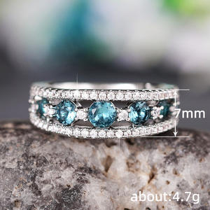 Anillo de eternidad de oro blanco para mujer Q152 con zafiro redondo y diamantes engastados en canal para compromiso - Product Image 4