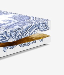 Table basse carrée personnalisée en carreaux de chinoiserie bleus et blancs, design sculptural à motifs fendus avec intérieur en laiton martelé, villa de luxe - Product Image 2