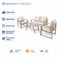 Ensemble de salon de jardin en aluminium beige crème, canapé 2 places + 2 fauteuils + table basse avec accoudoirs en plastique imitation bois pour hôtel de charme