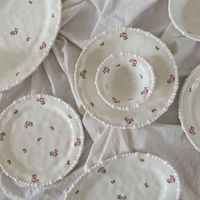 Service de table en céramique à motif floral rose vintage français, les bords sont décorés de perles au design créatif pour mariage, hôtel, maison