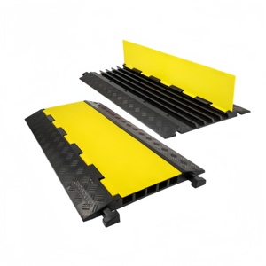 Rampa protectora de cables de goma de 5 canales, resistente, para entrada de vehículos, con función de reducción de velocidad - Product Image 1