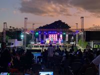 Escenario Grande de Aluminio para Eventos con Estructura de Truss y Conexión Tipo Spigot