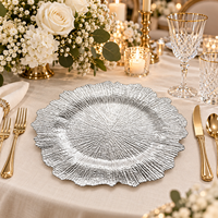 Assiette de présentation élégante en plastique de 13 pouces avec surface gaufrée et bord ondulé pour la décoration de mariages, banquets et fêtes