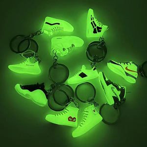 Al por mayor: Llavero de zapatillas luminosas de moda tipo caja sorpresa, estilo AJ, colgante decorativo creativo para bolso, artículo popular de plástico para transmisiones en vivo - Product Image 2