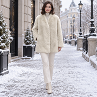 Manteau en fourrure beige OEM à revers crantés, devant ouvert, poches plaquées, coupe ample et manches larges, idéal pour l'automne-hiver et le style urbain