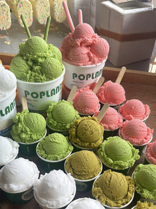 Modelo para Amantes de los Postres: Una Cucharada de Delicia de la Tradicional Heladería Italiana, Bolas de Helado Redondas y Completas en la Taza - Product Image 2