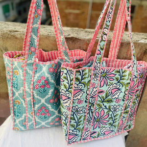 Grand sac fourre-tout en coton matelassé, sac de nuit lavable à imprimé floral, sacs de yoga écologiques pour shopping et week-end - Product Image 1