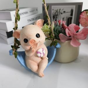 Adorno de Resina Personalizado al por Mayor, Cerdito Columpio para Decoración de Jardín Exterior, Directo de Fábrica, Resina Ecológica, Regalo para el Hogar - Product Image 1
