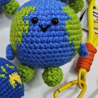 Vente en gros : Amigurumi Terre au crochet fait main, Cadeau Fête de la Terre, Peluche Sauvez la planète, Décoration de bureau énergie positive, Porte-clés globe