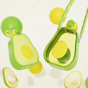 Vaso de Plástico con Forma de Aguacate para Estudiantes, Diseño Atractivo, Portátil, con Correa para el Hombro y Pajita, Ideal para Actividades al Aire Libre - Product Image 1