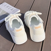 Baskets blanches pour femmes 2025 – Collection automne – Sportives et décontractées – Tige en cuir synthétique – Idéales pour les jupes