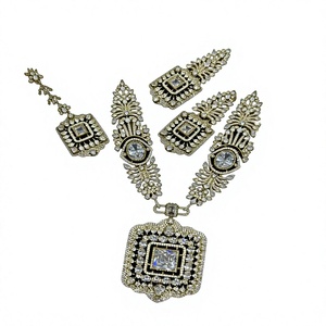 Nuevo collar de color moderno y a la moda con piedra de rubí, conjunto de aretes y tikka, aretes largos, conjunto de joyería nupcial. - Product Image 1