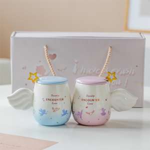 Ensemble de tasses pour couple <span class=keywords><strong>Cupidon</strong></span> avec tasses en céramique, couvercles <span class=keywords><strong>et</strong></span> cuillères - Design floral unisexe, boîte cadeau - Product Image 6