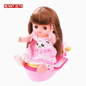 面白い赤ちゃんはおもちゃの長い髪の赤ちゃんの生きている人形のアクセサリーを声のトイレ、牛乳瓶で世話します