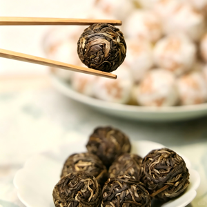 Gua Feng Zhai Jahrhundertealte alte Bäume Roher Pu'er Drachenperlen 7-8g, 50 Stück in Dose Sheng Pu Erh für Großhandel und kundenspezifische Anpassung - Product Image 4