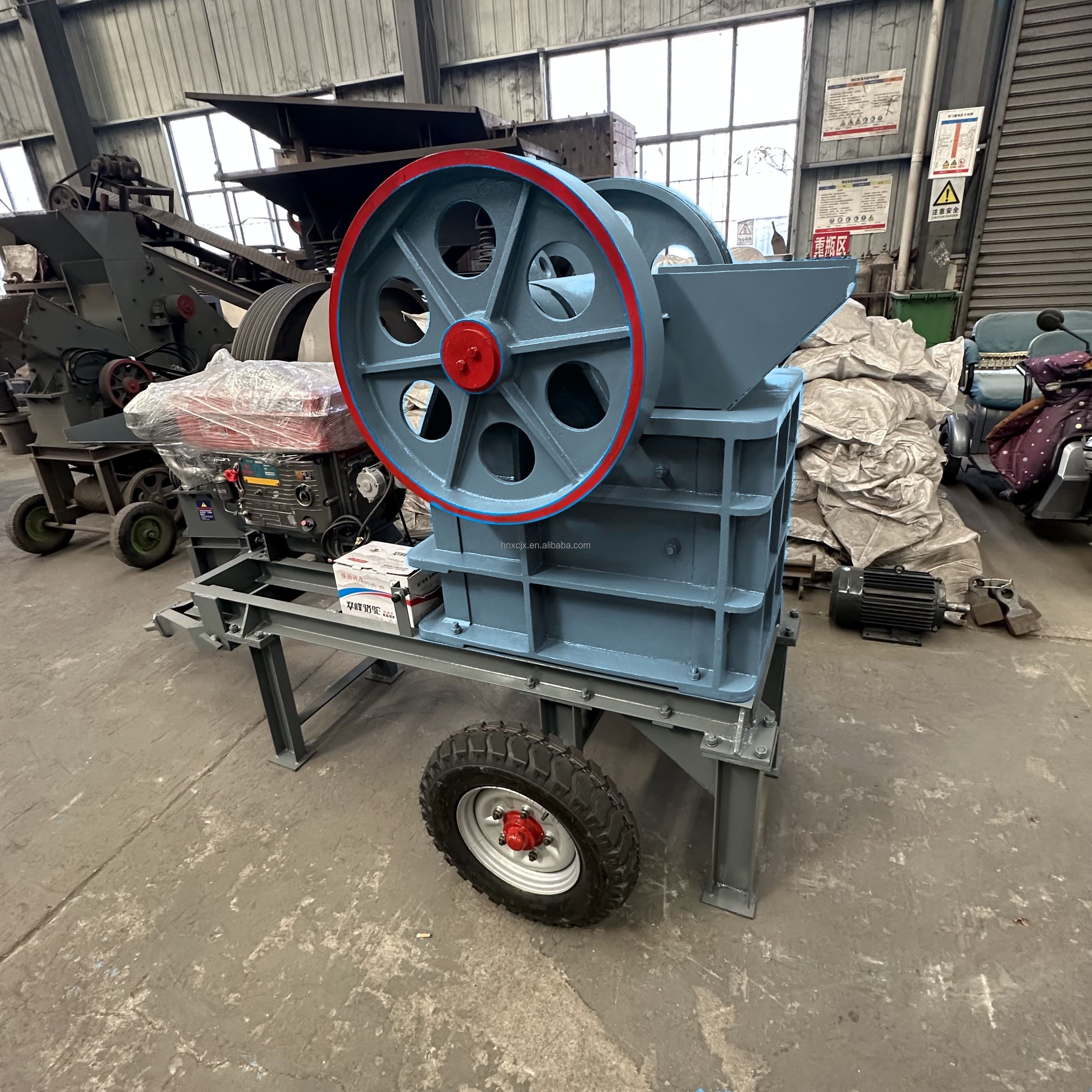 Mobile Portable Rock Stone Iron Ore Concrete Crusher Machine Diesel Jaw Crusher Stone Crushing Gold Mining Equipment