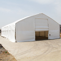 Abri de voiture en acier moderne industriel, hangar de stockage avec auvent imperméable pour équipement et usage en entrepôt