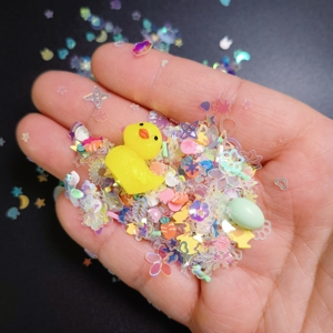 10 Paquetes Pequeños al por Mayor de Mezcla de Rebanadas de Resina de Patito Amarillo, Chispas Kawaii de Pollito, Hojuelas Iridiscentes para Manualidades con Resina y Slime - Product Image 1