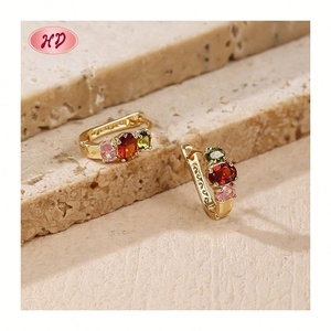 Pendientes de Aro Huggies para Mujer de Hengdian Bijouterie, Refinados, con Latón Chapado en Oro de 18K y Circonita Cúbica, Venta al por Mayor - Product Image 1
