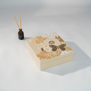 Caja de Madera Lacada Artística con Cuatro Compartimentos Divididos, Diseño Elegante con Flores y Mariposas, Almacenamiento Multiusos para Joyas - Product Image 2