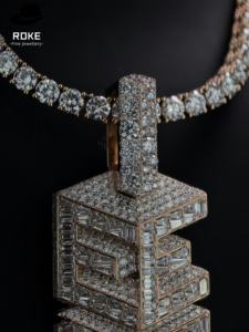 Подвеска с именем на заказ, сертифицированная IGI, из золота 9K-18K/розового золота, полностью инкрустированная лабораторными бриллиантами VVS, в стиле хип-хоп — проходит проверку на детекторе бриллиантов - Product Image 3