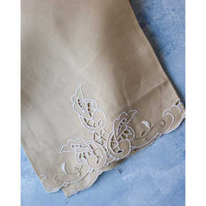 Asciugamano in Lino Crema Ricamato a Mano 139x70 cm Nuovo da Trunk - Product Image 3