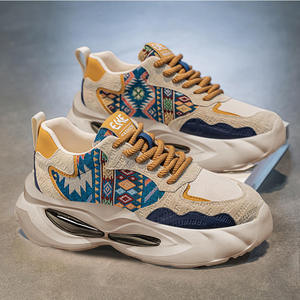 Zapatillas deportivas casuales europeas para hombre, ultraligeras, con suela gruesa y suave, amortiguadoras, de gran éxito, que aumentan la altura. - Product Image 1