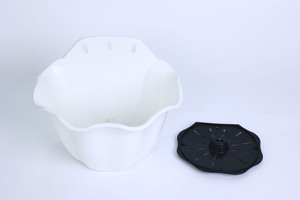 Vente en gros de pots suspendus ronds en plastique de 5 couleurs, design à bord festonné avec 3 crochets pour la plantation de fleurs dans le jardin ou sur le balcon - Product Image 4